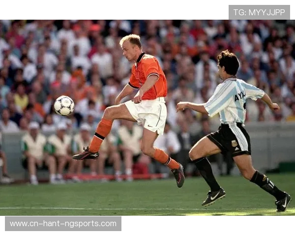 丹尼斯·博格坎普：传奇前锋的巅峰岁月与足球艺术之路